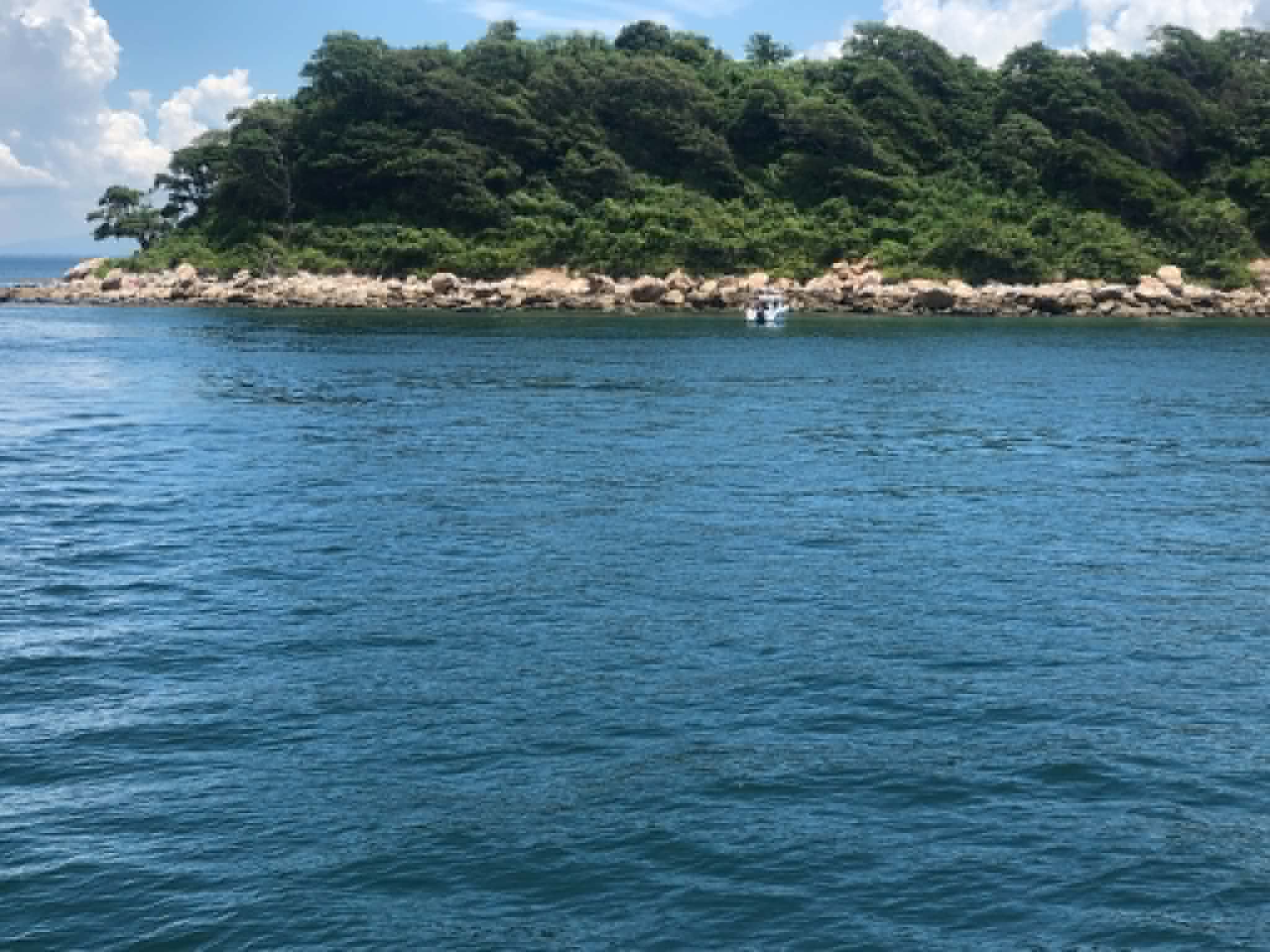 Vue d'une île paradisiaque depuis le bateau