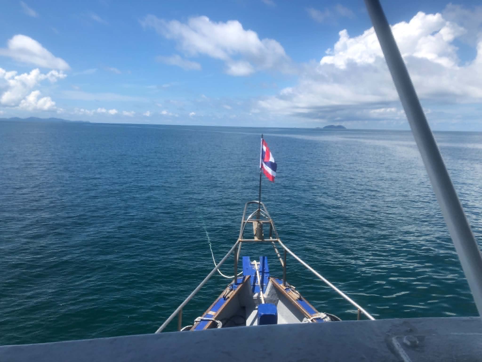 Proue du bateau naviguant en pleine mer