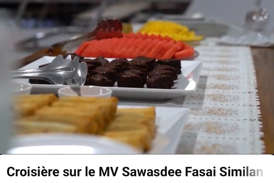 Buffet de fruits et pâtisseries servi à bord du bateau