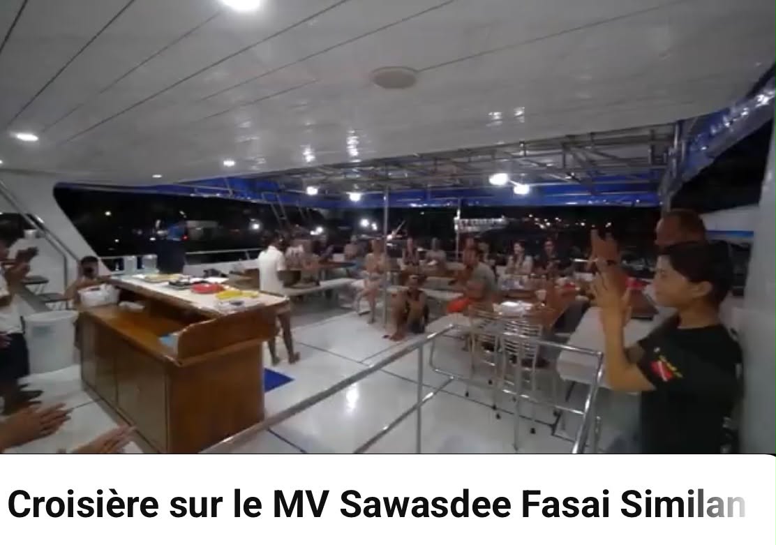 Ambiance conviviale en soirée sur le pont entre plongeurs