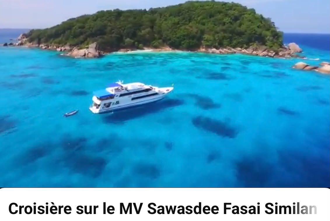 Vue aérienne du bateau ancré près des Îles Similan aux eaux turquoise